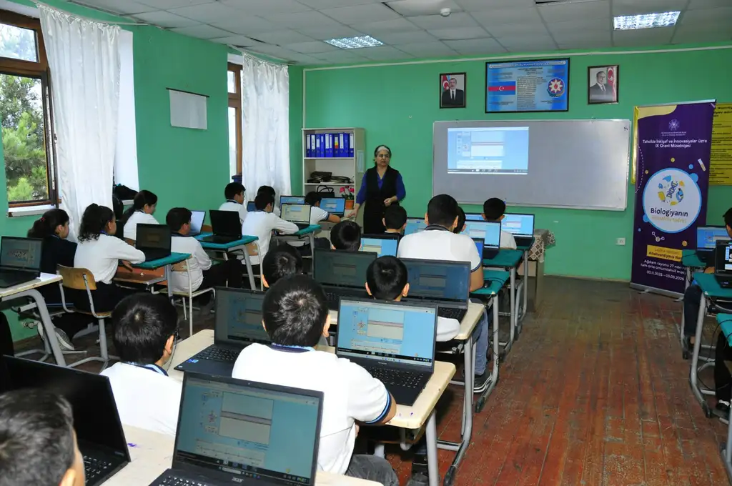 “Biologiyanın interaktiv tədrisi” layihəsi çərçivəsində məşğələlər davam etdirilir